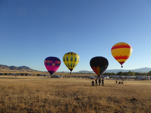 P1010875 4 balloons + women