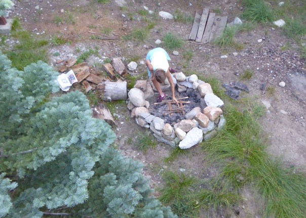 gl P1040982 M build fire